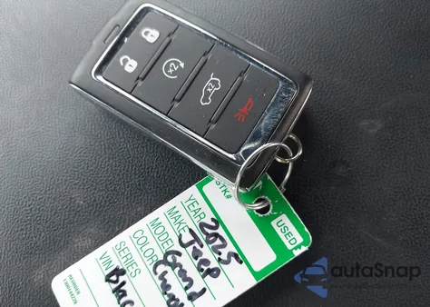 2025 Jeep Grand Cherokee L Limited 4X4 z USA, uszkodzony, nr VIN 1C4RJKBG2S8648390